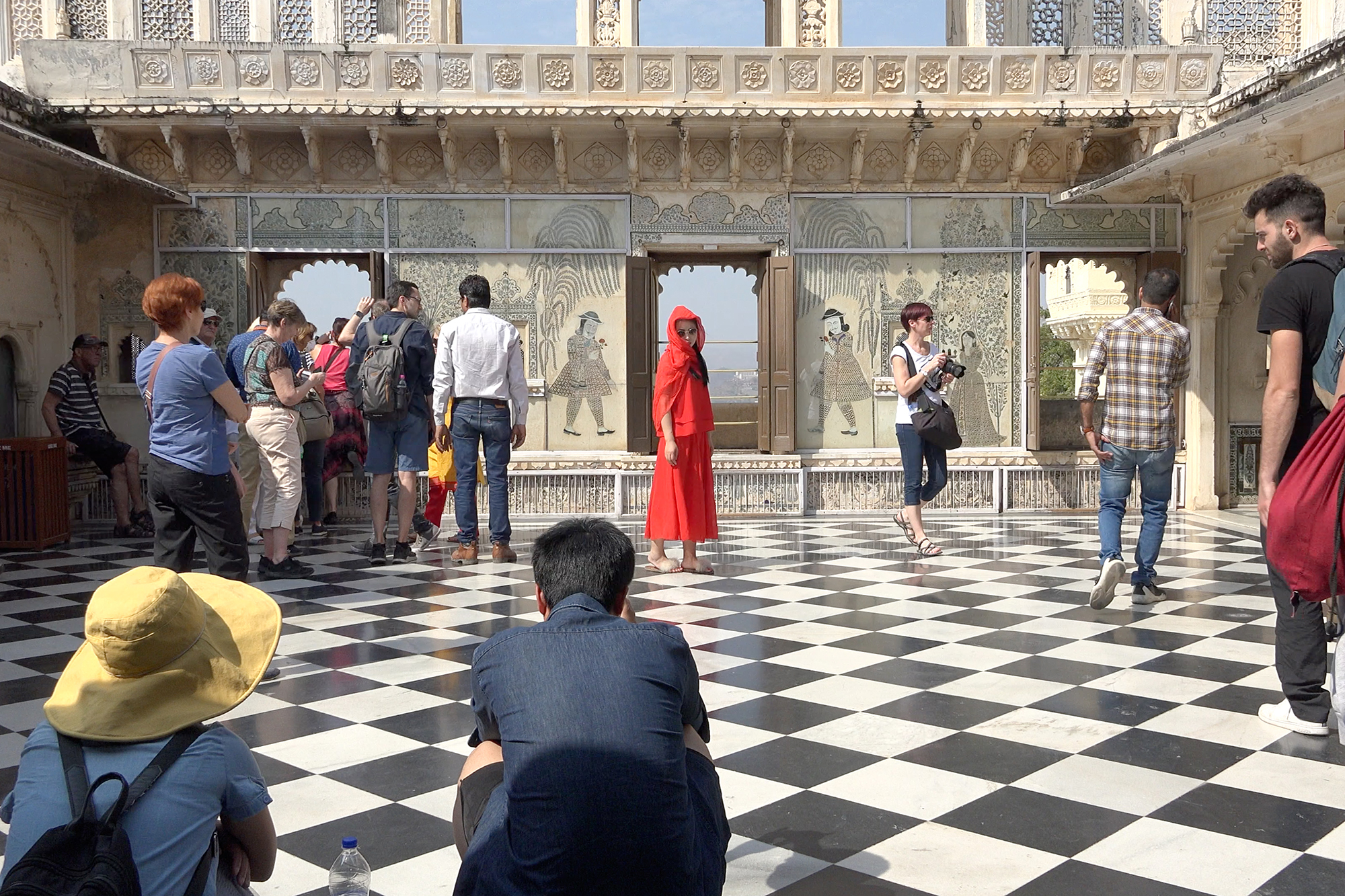 Christoph Radke, India, Udaipur, Frau in roter Kleidung im City Palace, 2020